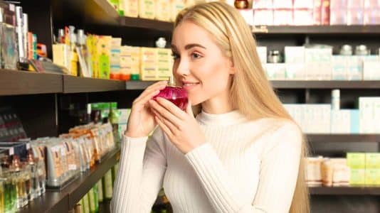 Ces nouveaux formats de parfum solide que Dior, Chloé et Glossier ont ressortis du tiroir en 2026