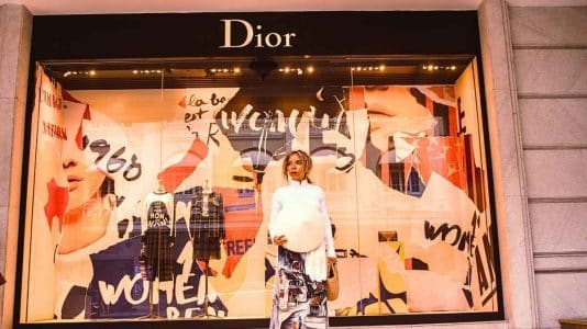 Cet accessoire Dior à 95€ transforme votre baume à lèvres en bijou de téléphone à exhiber partout