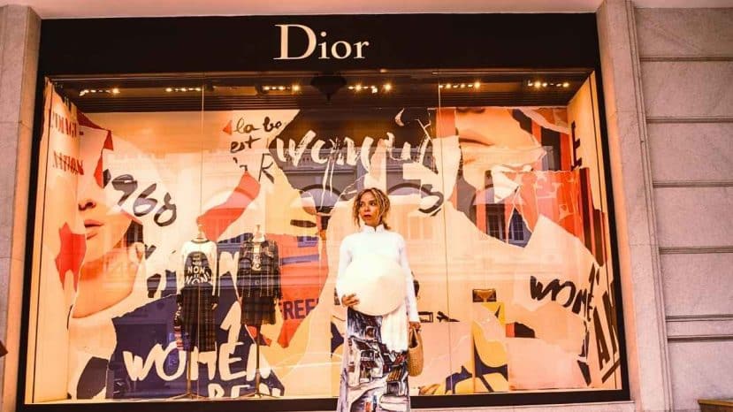 Cet accessoire Dior à 95€ transforme votre baume à lèvres en bijou de téléphone à exhiber partout