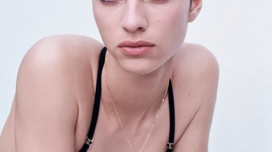 ParisSelectBook - Chanel fait du chiffre 5 un collier en or serti de diamants