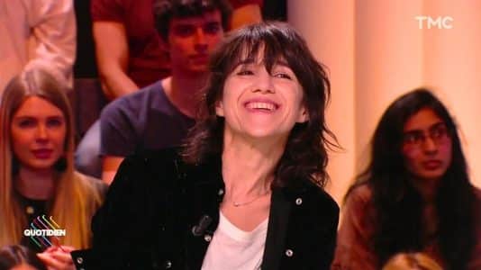 Charlotte Gainsbourg chante l'adieu d'Anthony Vaccarello au défilé Saint Laurent printemps-été 2027