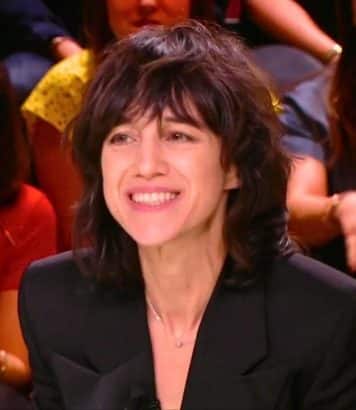 Charlotte Gainsbourg réunit robe transparente et body en dentelle Saint Laurent sur le tapis rouge de Busan