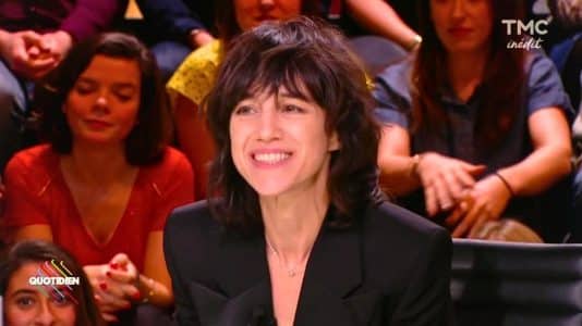 Charlotte Gainsbourg réunit robe transparente et body en dentelle Saint Laurent sur le tapis rouge de Busan