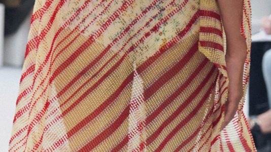 ParisSelectBook - Chez Loewe, des robes en perles de verre tissées comme de la maille