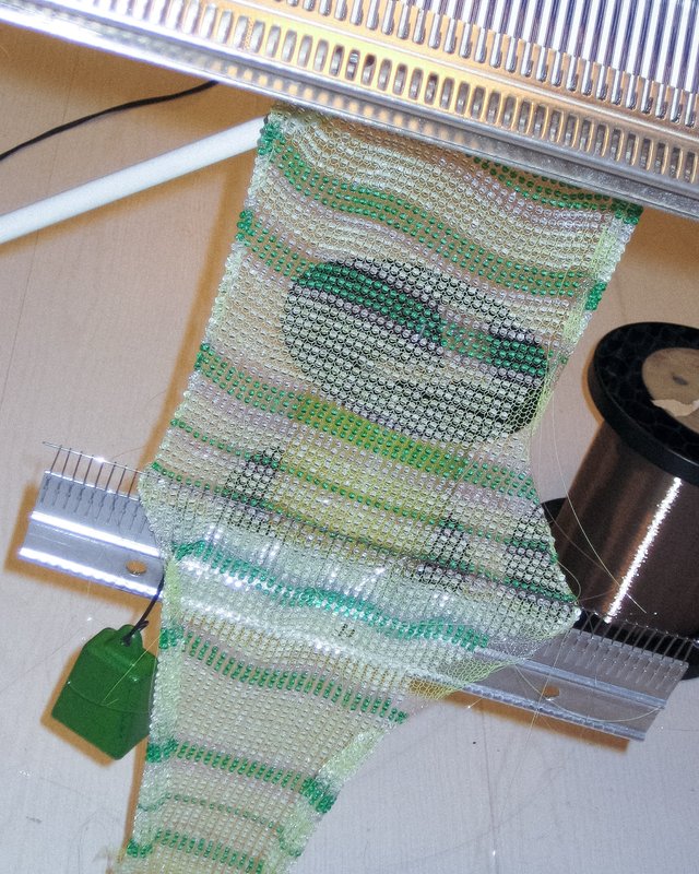 Chez Loewe, des robes en perles de verre tissées comme de la maille