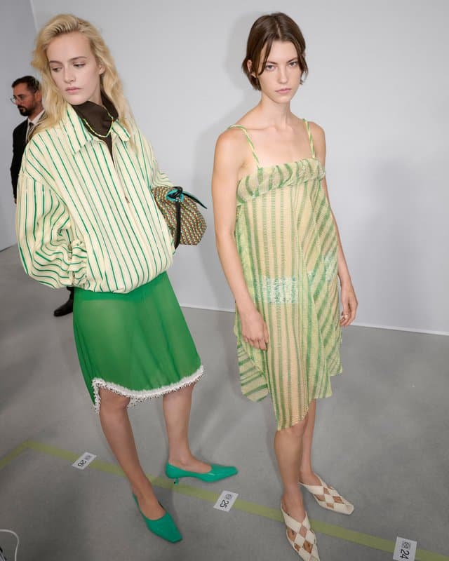 Chez Loewe, des robes en perles de verre tissées comme de la maille