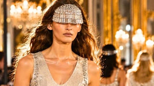 Chez Louis Vuitton, une frange de bijoux en cristal prend la place de la frange à clip
