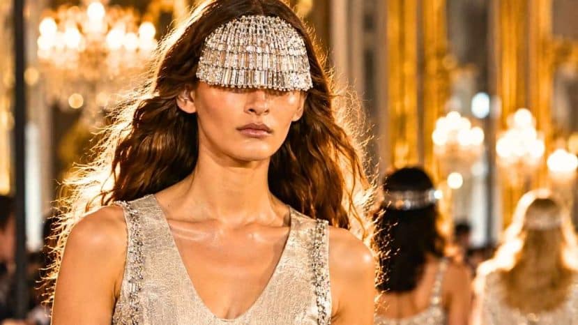 Chez Louis Vuitton, une frange de bijoux en cristal prend la place de la frange à clip