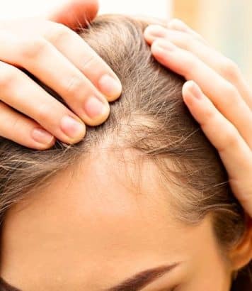 Chute de cheveux en automne : pourquoi l'hydrolat de romarin surpasse l'infusion maison selon les coiffeurs
