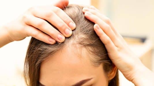 Chute de cheveux en automne : pourquoi l'hydrolat de romarin surpasse l'infusion maison selon les coiffeurs