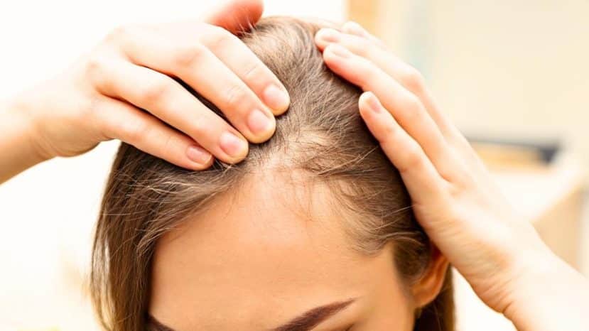 Chute de cheveux en automne : pourquoi l'hydrolat de romarin surpasse l'infusion maison selon les coiffeurs
