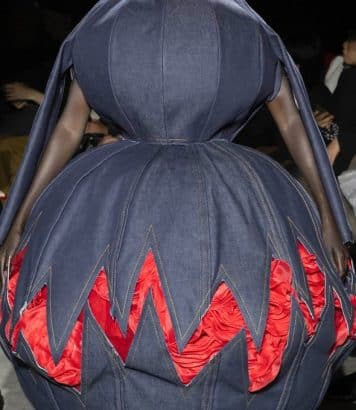 ParisSelectBook - Comme des Garçons mêle vie royale et quotidien pour le SS27