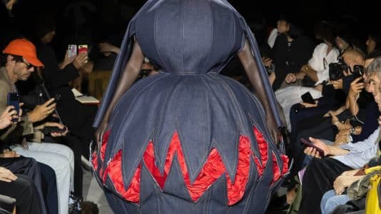 ParisSelectBook - Comme des Garçons mêle vie royale et quotidien pour le SS27