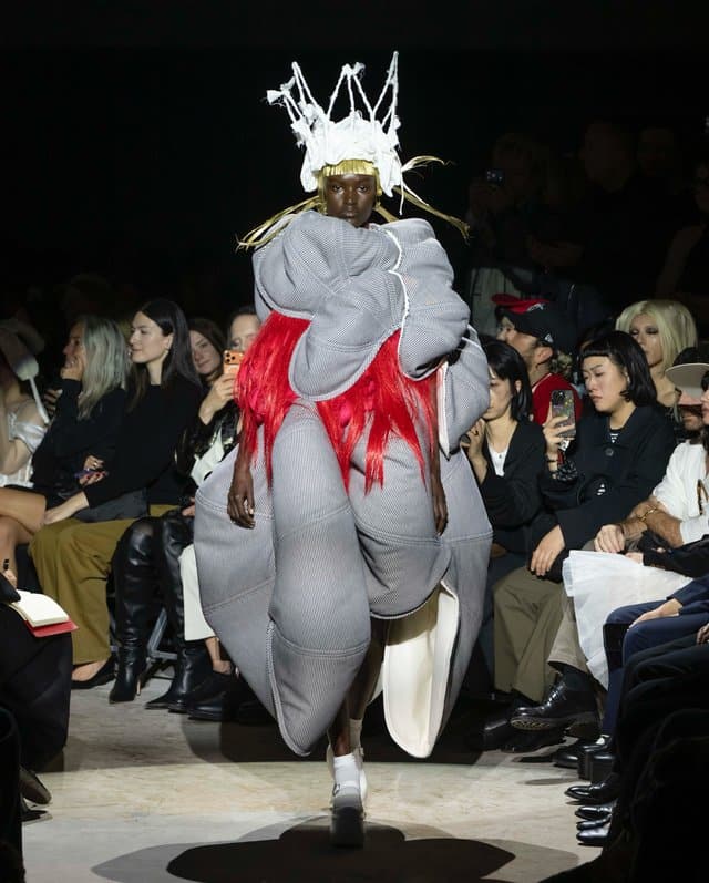 Comme des Garçons mêle vie royale et quotidien pour le SS27