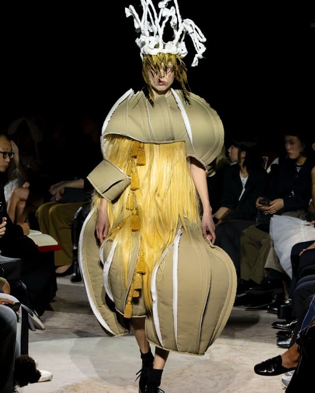 Comme des Garçons mêle vie royale et quotidien pour le SS27
