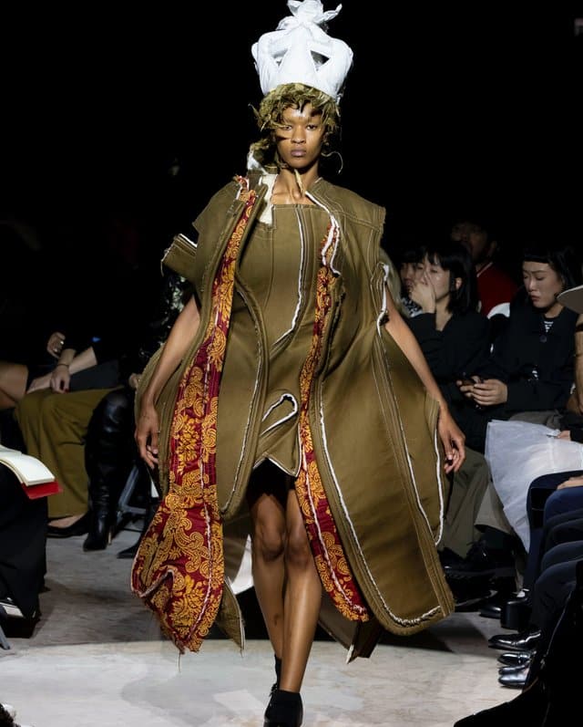 Comme des Garçons mêle vie royale et quotidien pour le SS27