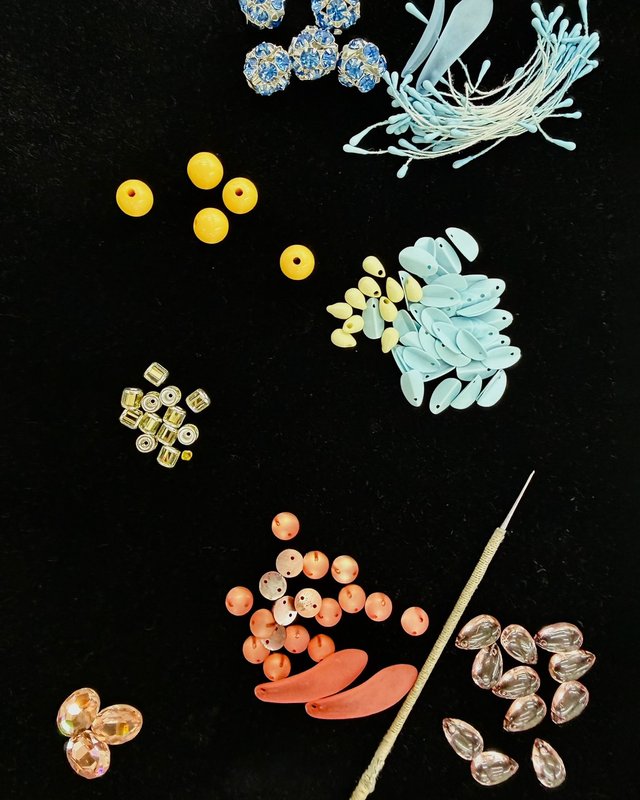 Dries Van Noten habille le bureau en organza et broderies de cinéma