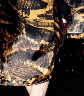 ParisSelectBook - Dries Van Noten superpose les imprimés comme des affiches de cinéma