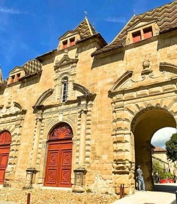 Élu village préféré des Français en 2025, ce village médiéval de l'Isère reste ignoré des touristes