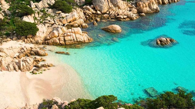 En Sardaigne du Nord, ces criques préservées et ce resort certifié le plus vert d'Europe changent tout