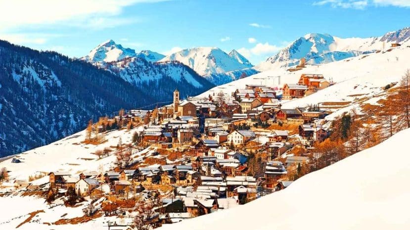 En octobre, les forêts de mélèzes de ce village des Hautes-Alpes virent au jaune doré