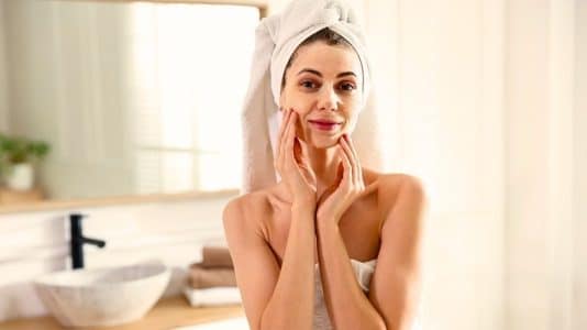 Cette habitude beauté qui accélère l'apparition des rides selon cette dermatologue