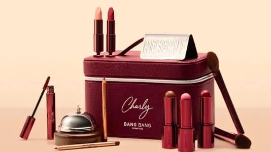 Hôtel Charly x Bang Bang Cosmetics : des vanitys bordeaux laqués à collectionner dès 295€ aux Galeries Lafayette