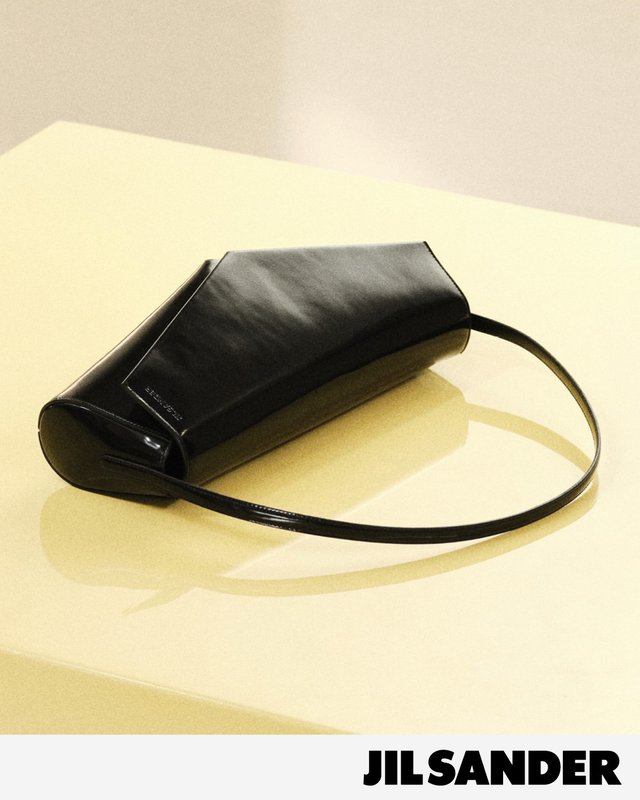 Jil Sander réunit sac et chaussure dans un duo géométrique épuré