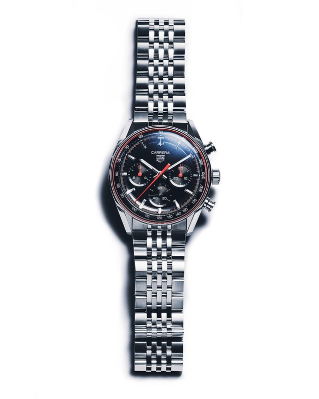 La Carrera de TAG Heuer joue le noir et rouge en 41 mm