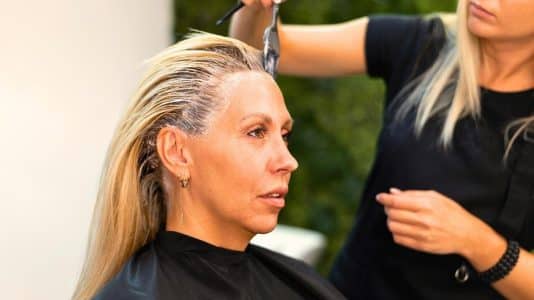 La coiffeuse Ana Martínez révèle l'erreur de timing qui sabote toutes les transitions vers les cheveux gris
