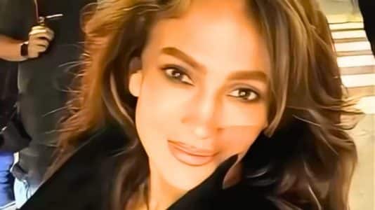 La coloration de Jennifer Lopez aux reflets caramel dorés qu'elle portait en 1999 revient cet automne