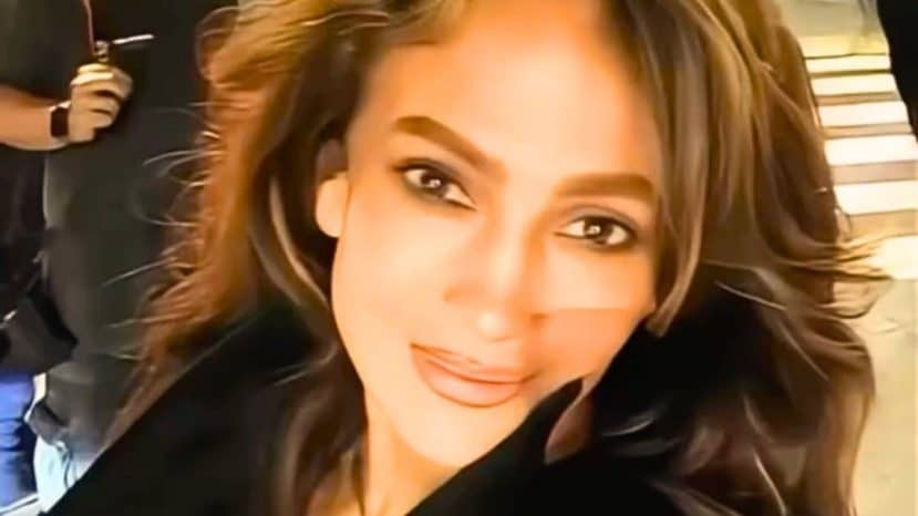 La coloration de Jennifer Lopez aux reflets caramel dorés qu'elle portait en 1999 revient cet automne