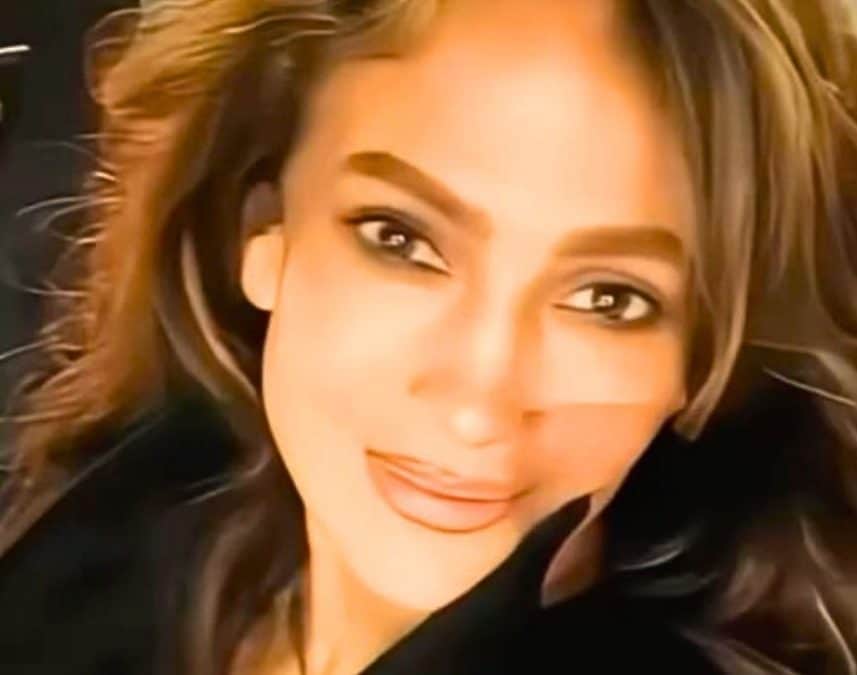 La coloration de Jennifer Lopez aux reflets caramel dorés qu'elle portait en 1999 revient cet automne
