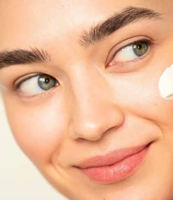 La crème Nivea en masque avant le fond de teint : le rituel beauté de Carmen Lomana, 78 ans, validé par les experts