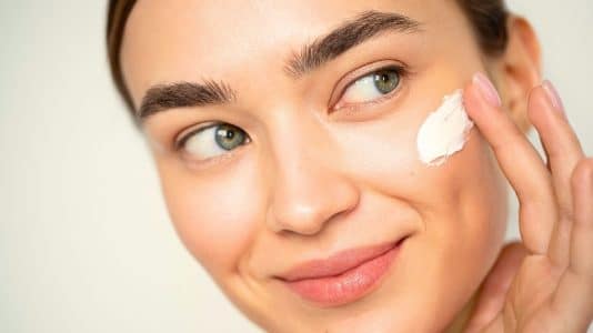 La crème Nivea en masque avant le fond de teint : le rituel beauté de Carmen Lomana, 78 ans, validé par les experts