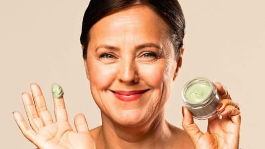 La crème anti-âge Yves Rocher à 35,90€ qui redessine l'ovale du visage en 28 jours avec 98% d'ingrédients naturels