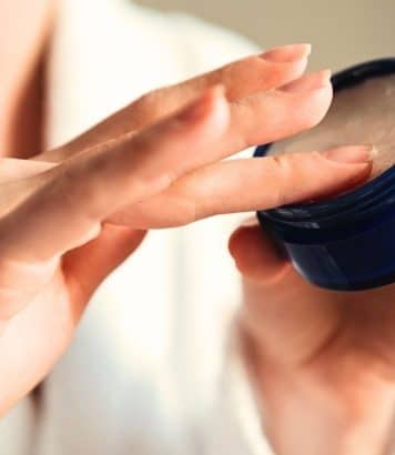 La crème bleue Nivea analysée par des dermatologues : ce qu'elle hydrate vraiment et ce qu'elle ne peut pas faire