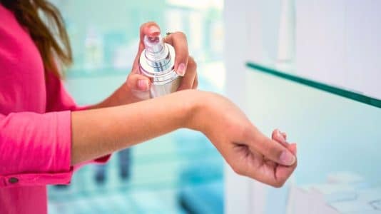 La génération Z a adopté ce parfum Yves Saint Laurent des années 70 comme sa signature olfactive la plus désirée