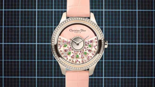 La masse oscillante du Dior Grand Bal Muguet s'affiche en façade et change tout à l'horlogerie couture