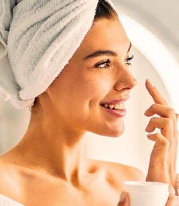 La quête de la glass skin en 2026 : ce que la skincare fait vraiment à notre rapport au corps