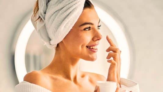La quête de la glass skin en 2026 : ce que la skincare fait vraiment à notre rapport au corps