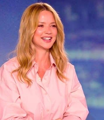 La robe noire satin de Virginie Efira à Londres signe une dernière lettre d'amour à Vaccarello