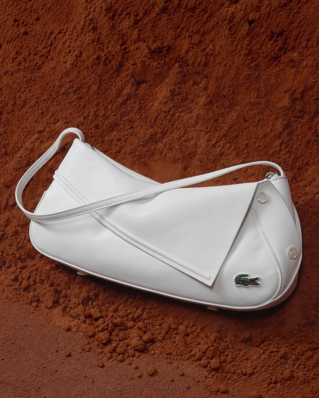 Lacoste transforme son polo culte en sac drapé pour SS27