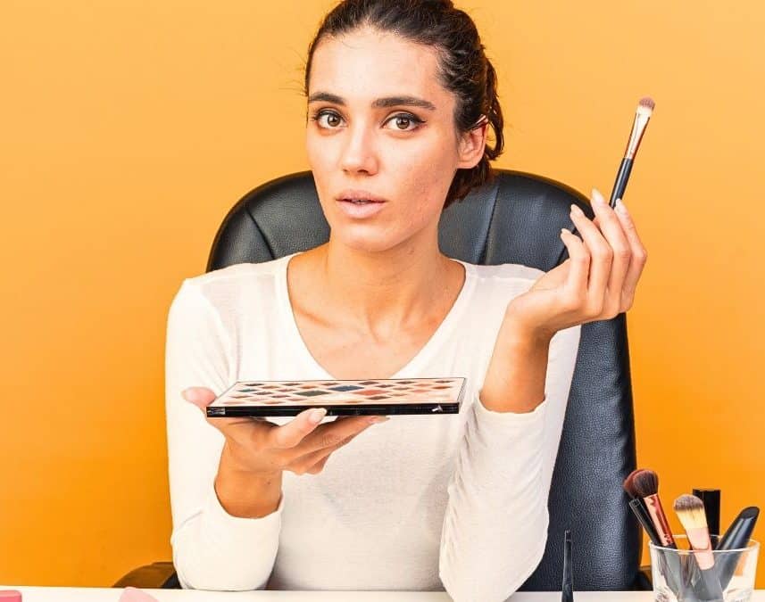 L'astuce de maquilleuse Shiseido pour fixer les taches pigmentaires sans déplacer le correcteur