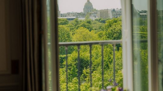 ParisSelectBook - Le Meurice face aux Tuileries, au Louvre et à la tour Eiffel