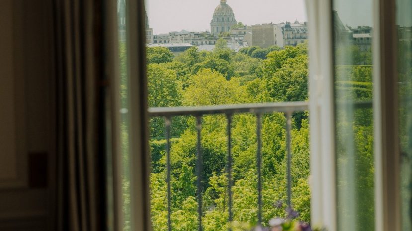 ParisSelectBook - Le Meurice face aux Tuileries, au Louvre et à la tour Eiffel
