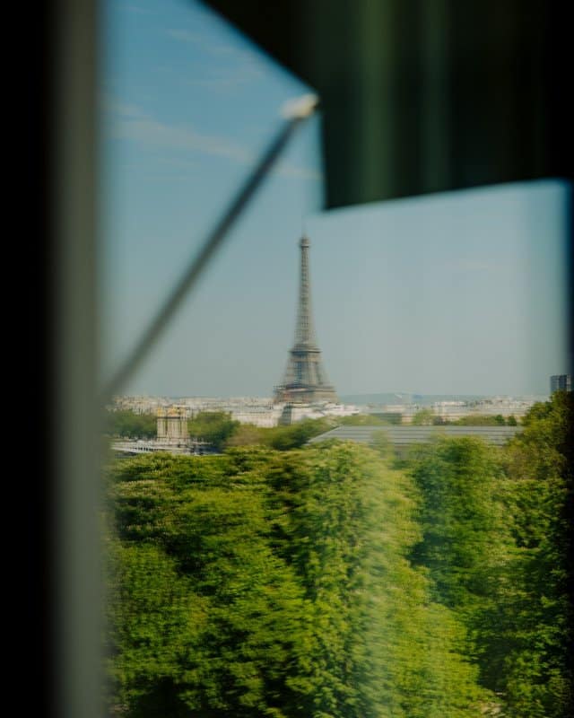 Le Meurice face aux Tuileries, au Louvre et à la tour Eiffel