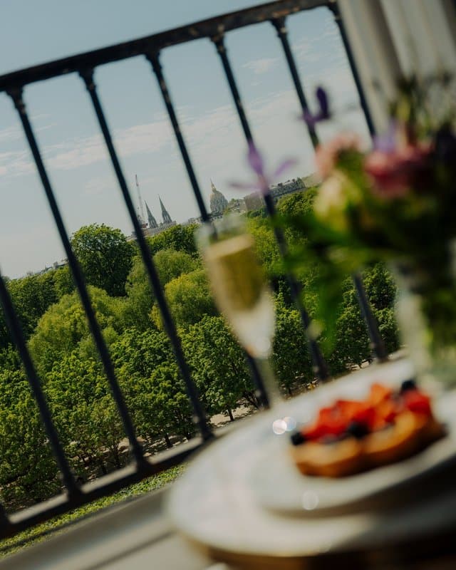 Le Meurice face aux Tuileries, au Louvre et à la tour Eiffel