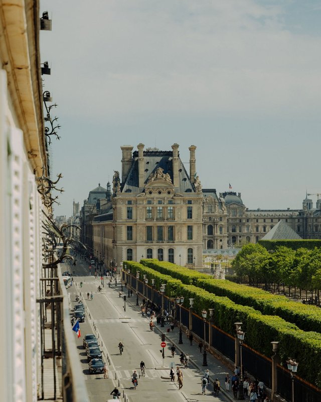 Le Meurice face aux Tuileries, au Louvre et à la tour Eiffel