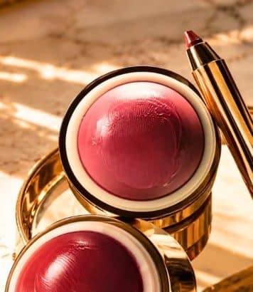 Le blush crème s'impose comme la tendance maquillage de 2026 chez YSL, Prada et Kosas